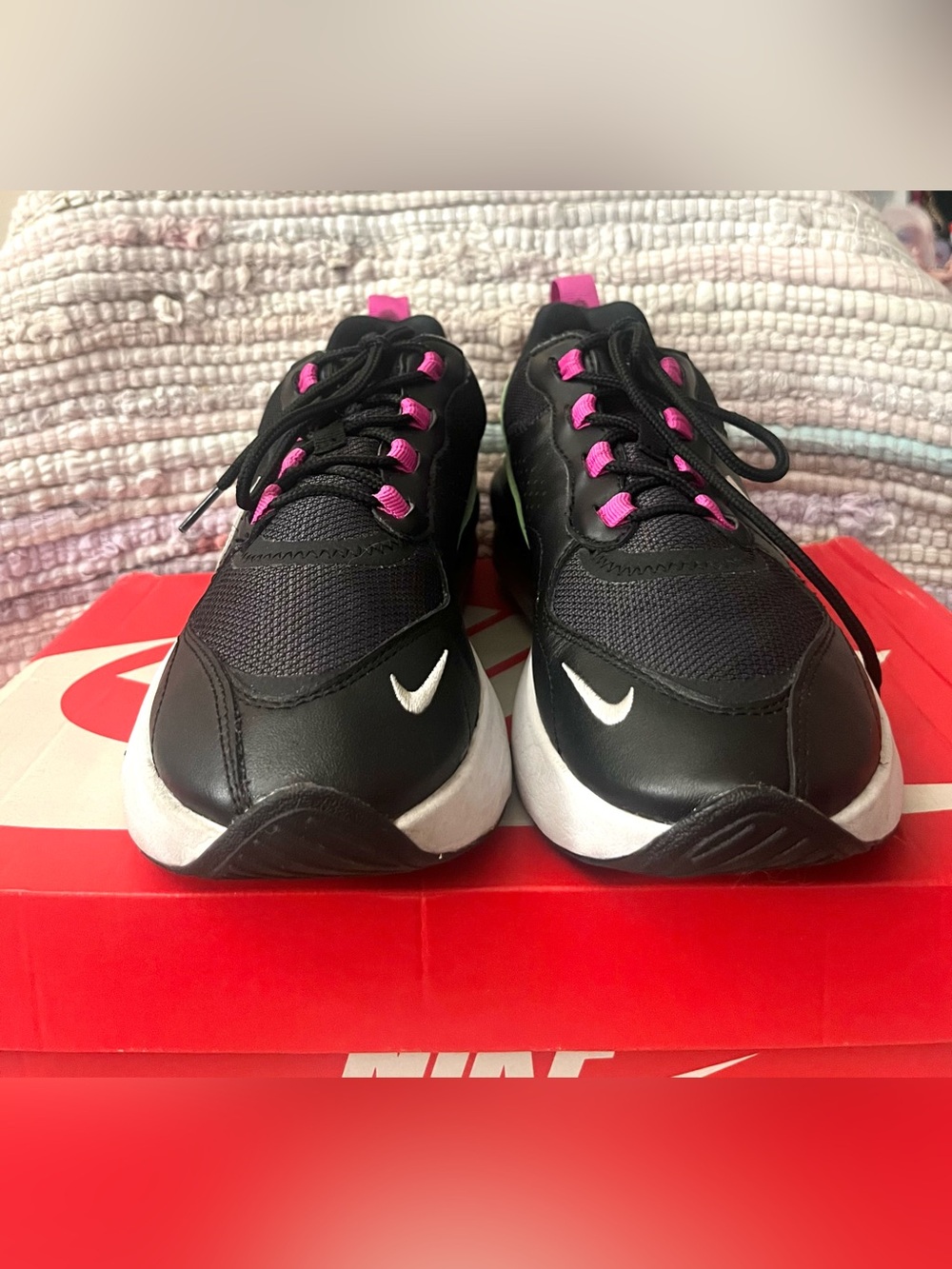 Nike Air Max Verona Women’s size 8
C19842 001